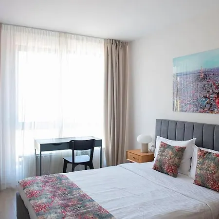 Apartment New York: A Spacious Modern With Parking