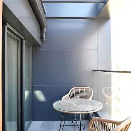New York: A Spacious Modern With Parking Apartment