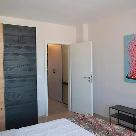 New York: A Spacious Modern With Parking Sofia
