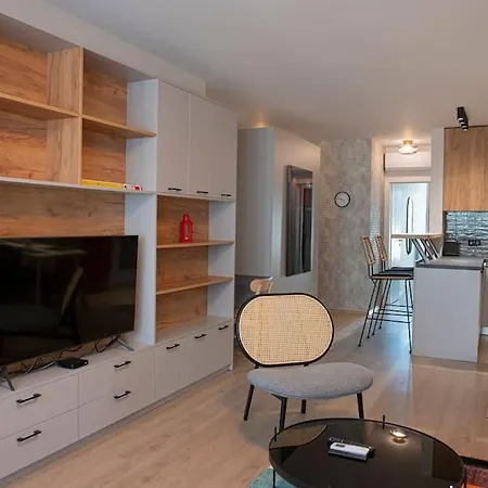 New York: A Spacious Modern With Parking Apartment Sofia