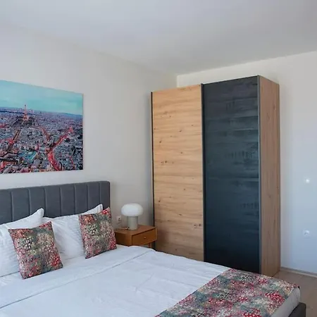 New York: A Spacious Modern With Parking Apartment